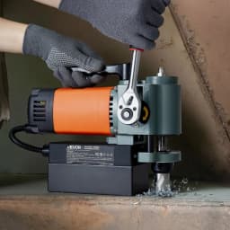 Nízkoprofilová magnetická vŕtačka, 1300 W, priemer vŕtania 35 mm, prenosná magnetická vŕtačka s výkonom 10 000 N, otáčky 650 ot./min., so stopkou Weldon, na kovové povrchy, priemysel a domáce vylepšenia. - miniatúra 1