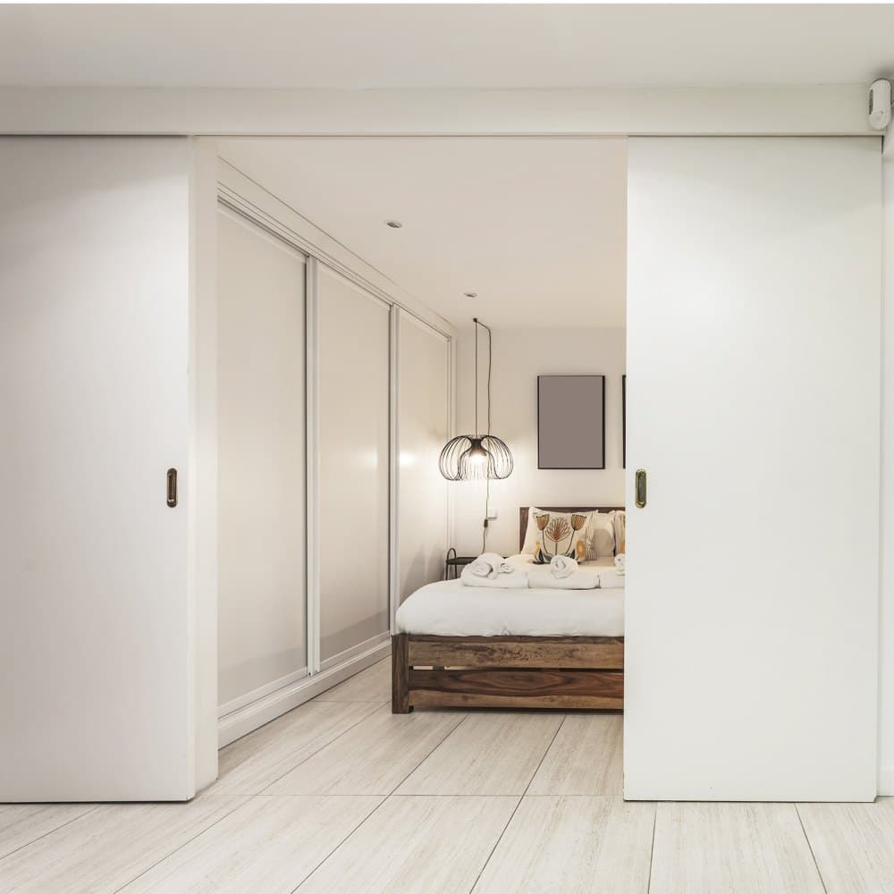 Kovanie pre obtokové dvere, sada kovania pre vysokovýkonné obtokové posuvné dvere s dĺžkou 8 stôp, sada kovania pre posuvné dvere skrine z hliníkovej zliatiny s úchytkami, pre 2-dverový systém, vhodné pre hrúbku dverí 1 3/8" - 1 3/4"