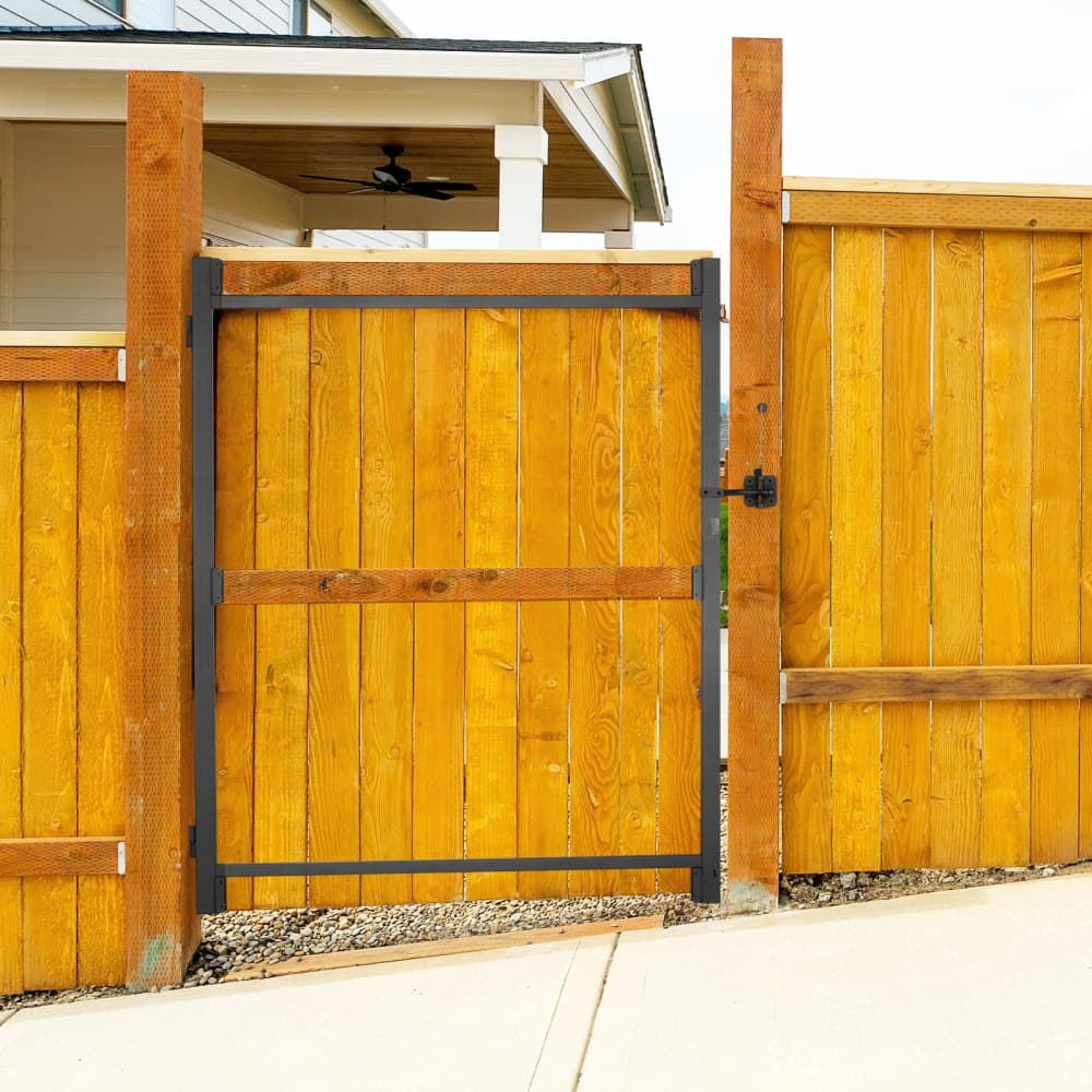 Súprava na stavbu brány, vhodná pre otvory široké 91 až 152 cm, pre plot s výškou od 1,8 do 2,1 m, nastaviteľná súprava na stavbu brány, súprava na stavbu celého rámu brány s ochranou proti prehýbaniu so západkou a skrutkami, pre drevený plot, železný